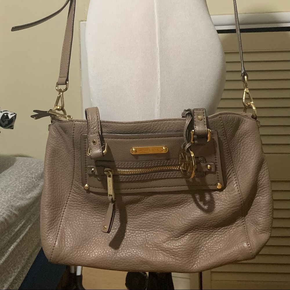 EUC Michael Kors “Gilmore” Medium Satchel. - Picture 2 of 8